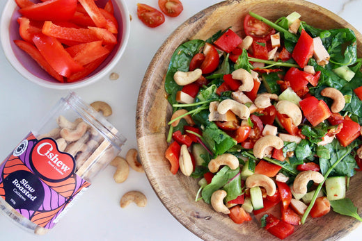 Frisse salade met gerookte kip en Slow Roasted Cishews