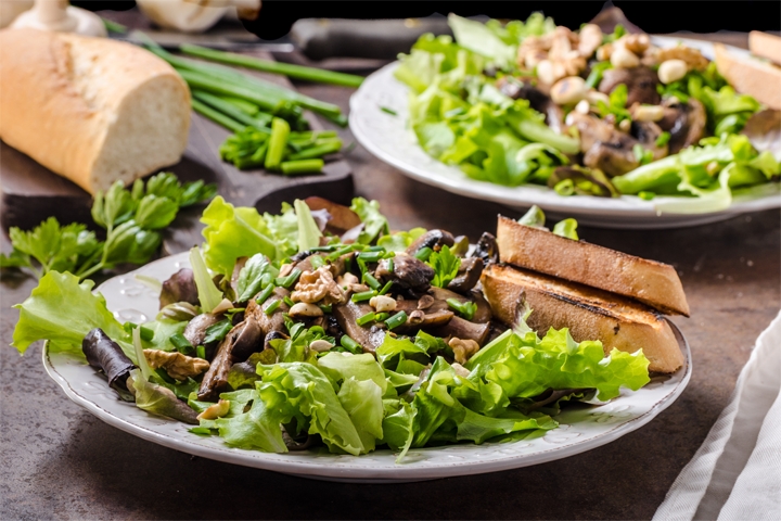 Salade met champignons en cashewnoten