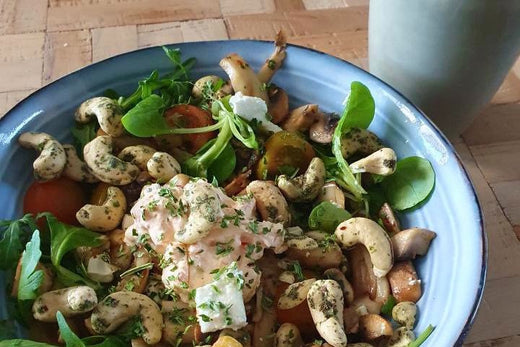 Salade met gebakken champignons en Tuinkruiden Cishews